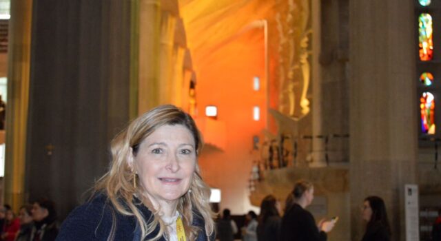 Article publicat a Flama, agencia Cristiana de notícies: Una passejada amb la guia Tate Cabré: “La Sagrada Família és el pantocràtor del romànic fet en tres dimensions”